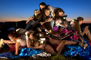 Der Konzeptkünstler Florian Mehnert präsentiert seine Ausstellung „Smartphone Stacks“.